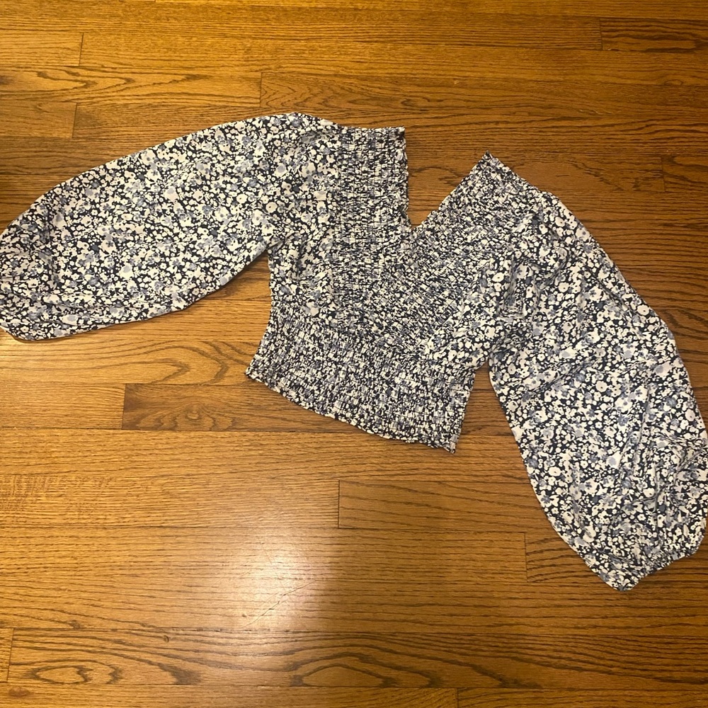 Abercrombie & Fitch  Puff Sleeve crop Blouse - blue and White